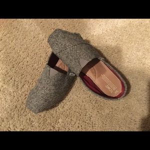 Women’s size 9 TOMS